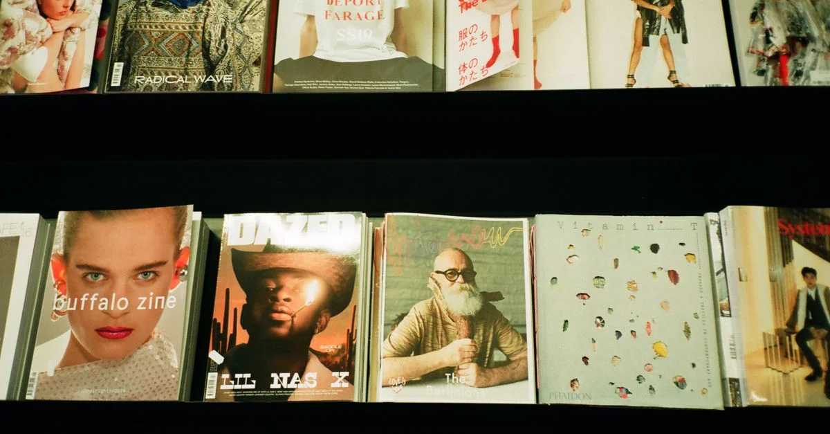 Assortiment coloré de magazines de mode exposés sur une étagère dans une librairie.