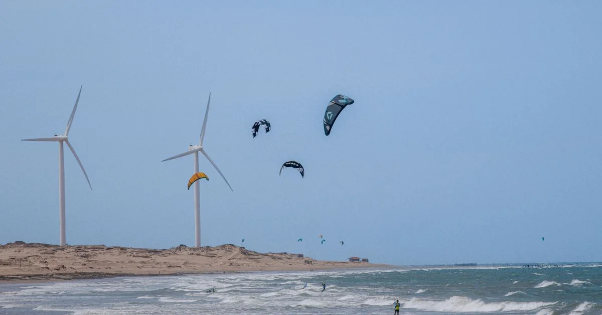 Des kitesurfeurs profitent de l'océan avec des éoliennes à Icaraí, Brésil.