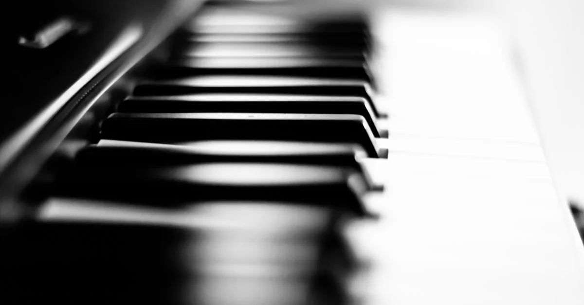 Gros plan artistique des touches de piano en monochrome, mettant en valeur l'élégance musicale.